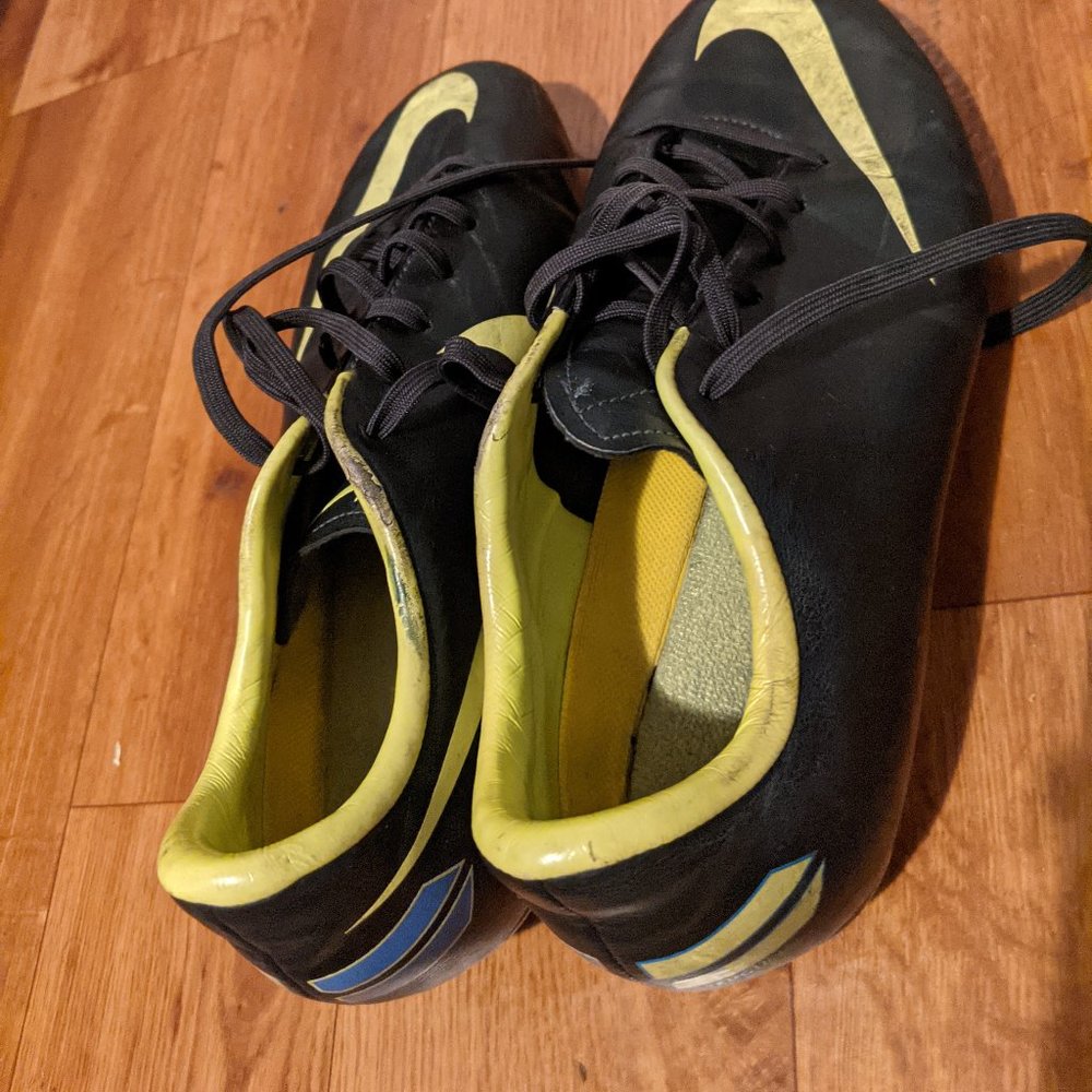 NIKE Soccer Cleats - Picture 2 of 7
